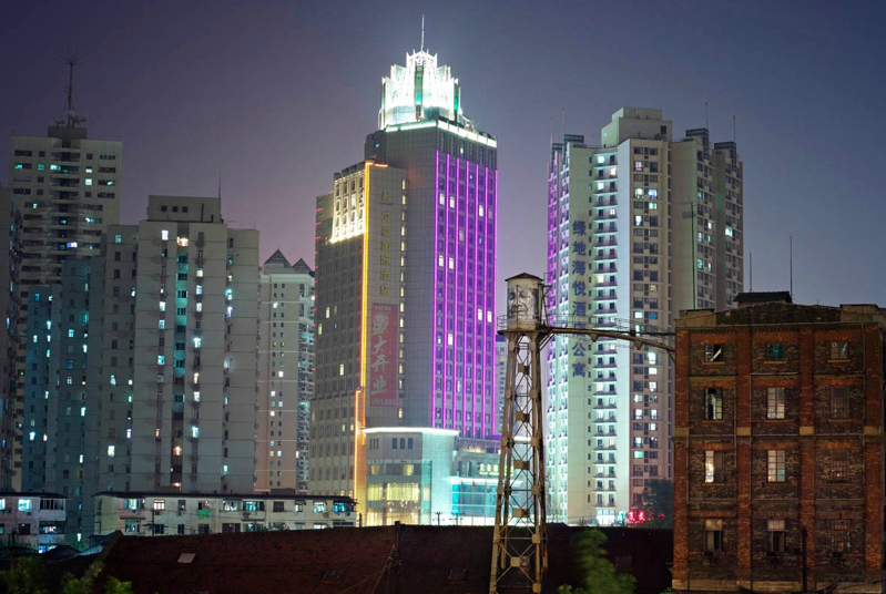 Zhao Liying, action in Shanghai by night - 2010 © Galerie Perrotin & JR