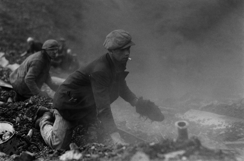 Miners looking for remaining coal in a dump, Belgium - 1937 - Gotthard Schuh