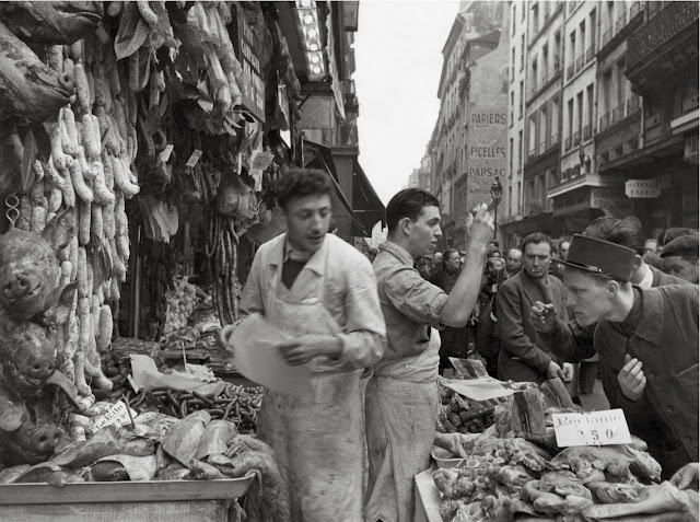 Rue Montorgueil, 1953 © Atelier Robert Doisneau