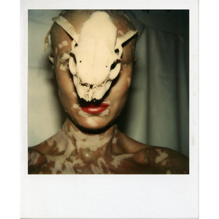 Birgit Jürgenssen - Ohne Titel (Selbst mit Schädel) - Untitled (Self with Skull) (Galerie Hubert Winter)