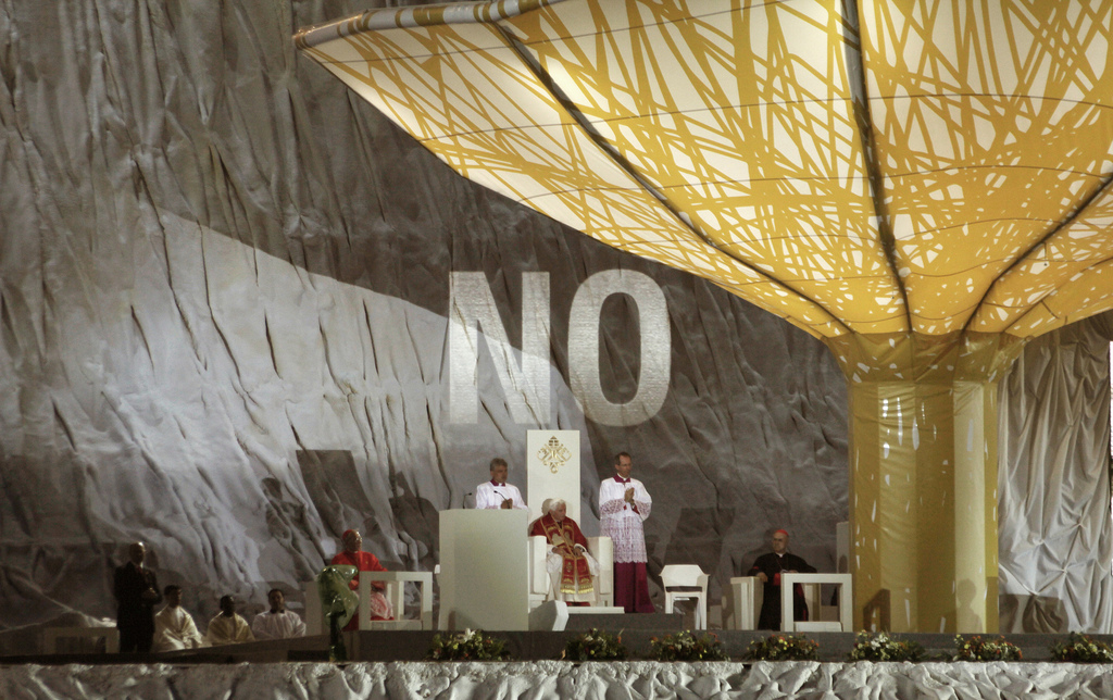 No Projection by Julius Von Bismark & Santiago Sierra (2)