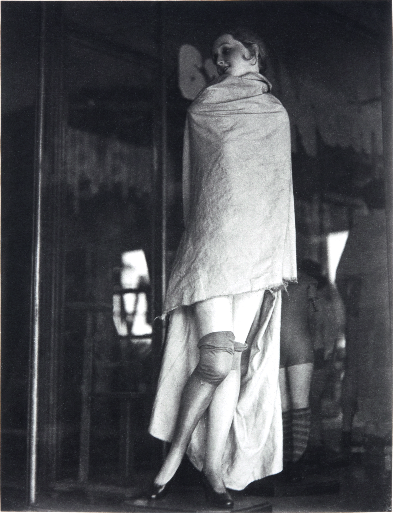 Manuel Álvarez Bravo, Maniquí tapado  (Mannequin couvert), 1931 © Colette Urbajtel  Archivo Manuel Álvarez (image courtesy of JDP)