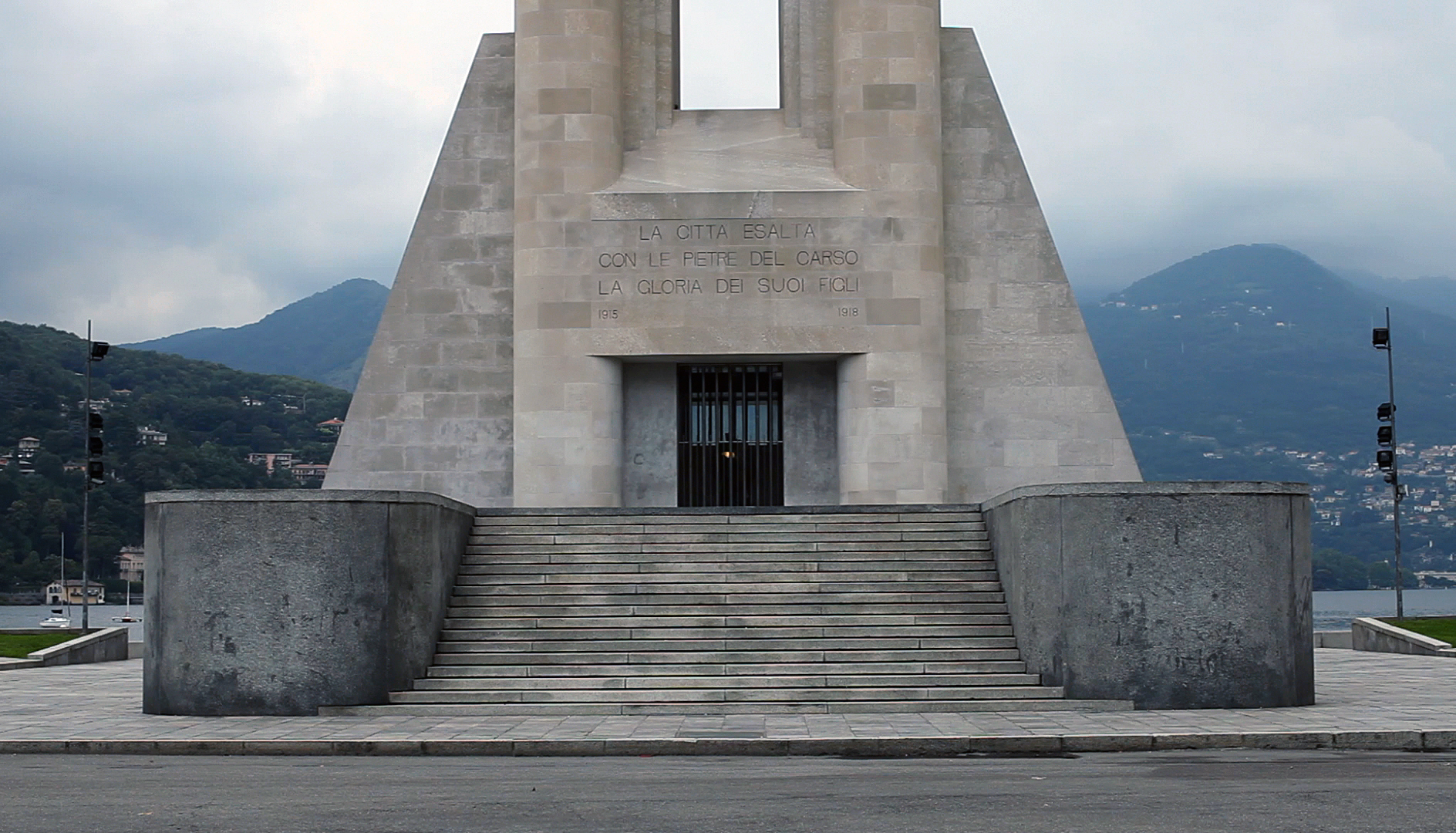 Flat Roofs for Mussolini, Dirk PEUKER et Bettina NÜRNBERG - Germany 2012 (via R.I.)