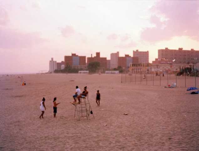 © LOLA HAKIMIAN MIDDAY, NEW YORK, PART I, JUILLET 2010 (photo via Le Bal)