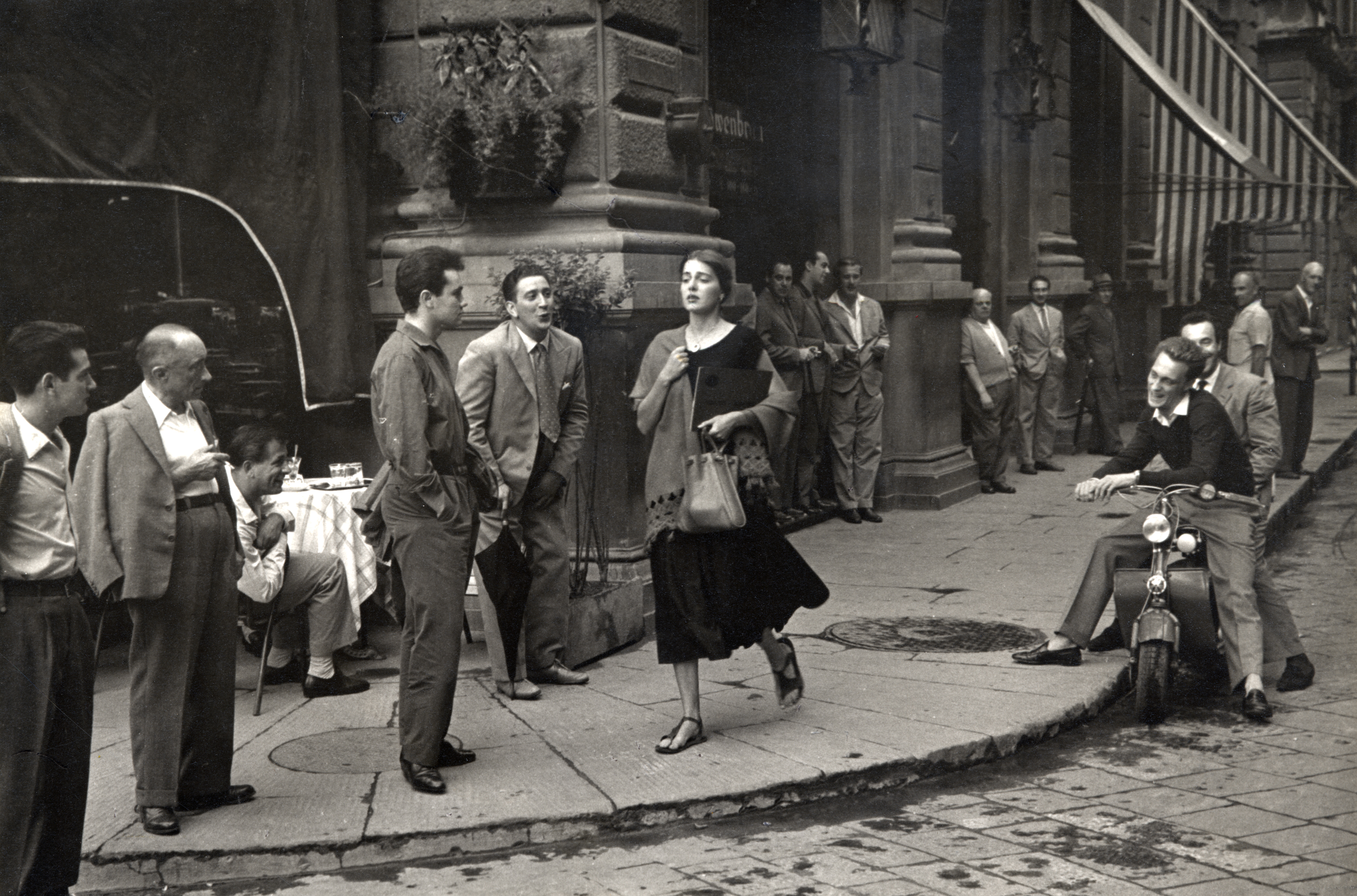 Ruth Orkin, Jeune femme américaine en Italie, 1951 © Ruth Orkin / Courtesy Howard Greenberg Gallery