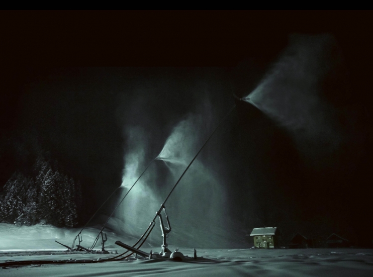 Melanie Manchot LEAP after The Great Ecstasy, Spray I Lambda C-type Print, 2011 (courtesy of Carslaw St Lukes)