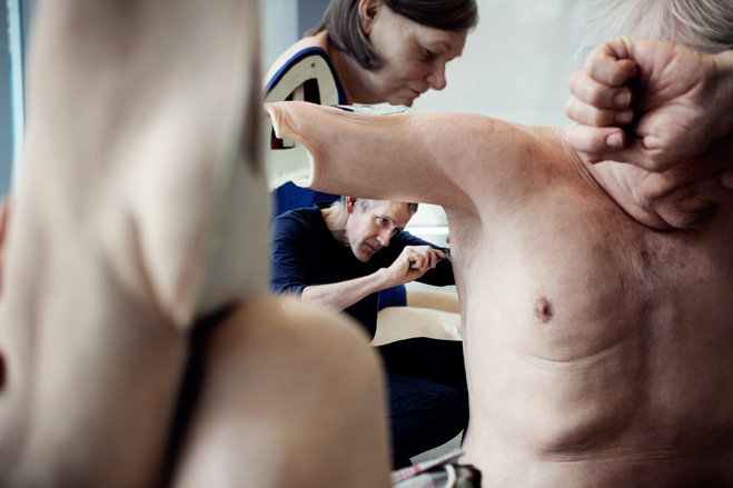 Ron Mueck at the Fondation Cartier pour l'art contemporain on April 10, 2013.  Photos © Thomas Salva - Lumento pour la Fondation Cartier pour l'art contemporain.