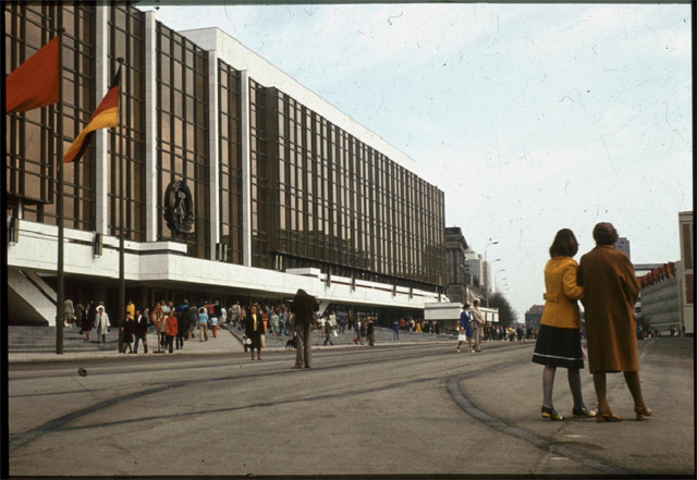 'Palast der Republik in den 80er Jahren'. Photo by Lutz Schramm http//:www.flickr.com/photos/lutzschramm.
