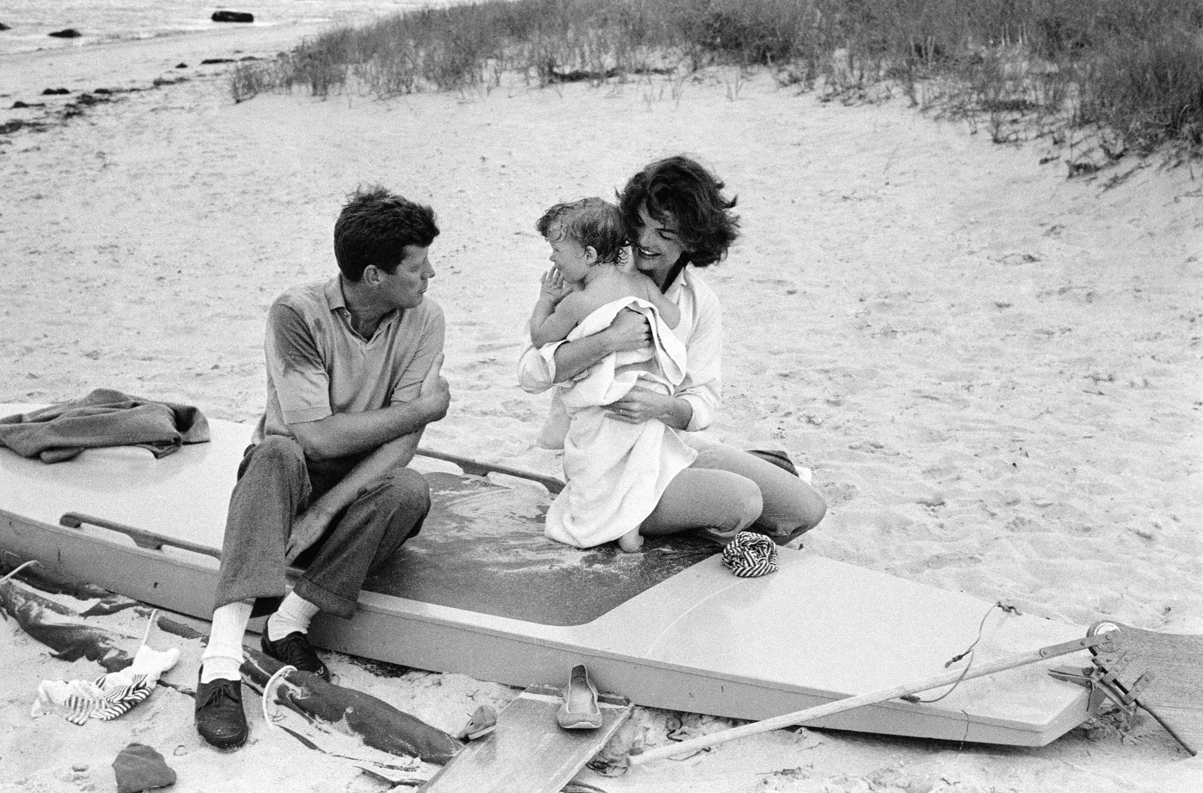 Mark Shaw - Caroline Kennedy, John F. Kennedy and Jacqueline Kennedy in Hyannis Port, 1959 © Mark Shaw - mptvimages