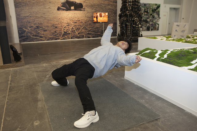 徐震 / Xu Zhen, '《只要一瞬间》/ In Just a Blink of an Eye' (2005). 行为 / Performance. Image courtesy the Armory.