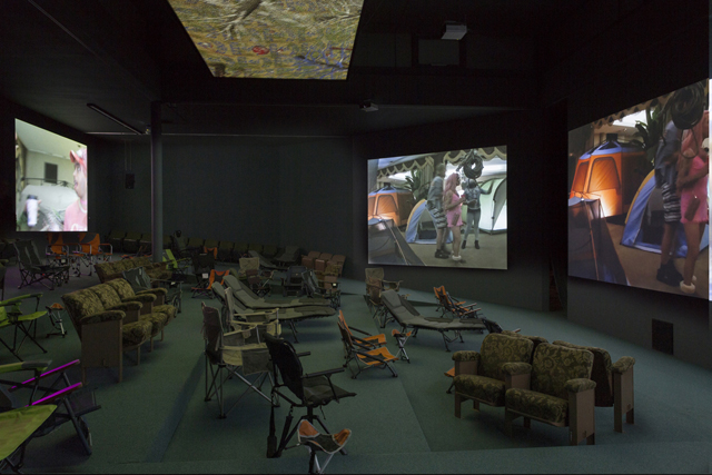 Lizzie Fitch/Ryan Trecartin, SITE VISIT (2014) installation view. Photo by Thomas Eugster. Courtesy the artists; Andrea Rosen Gallery New York; Regen Projects Los Angeles; and Sprüth Magers Berlin London.