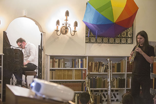 Steven Warwick + Ulrich Krieger, REENGINEERING VILLA AURORA (2015). Performance. Courtesy the artists.