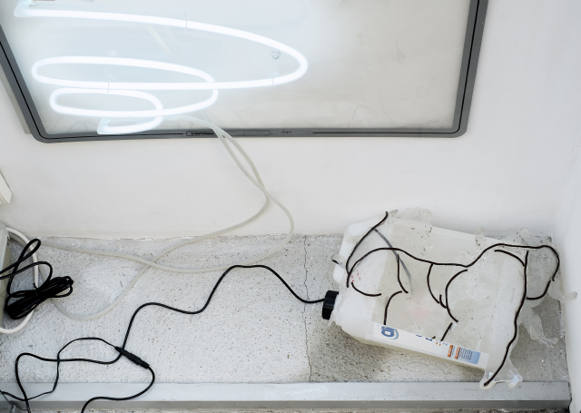Bending Binding, Loop of Faith (2015) @ Galerie Alain Gutharc. Installation view. Courtesy Exo, Paris.