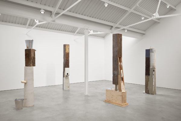 Ariana Reines + Oscar Tuazon, PUBIC SPACE (2016). Exhibition view. Courtesy Stuart Shave/Modern Art, London.