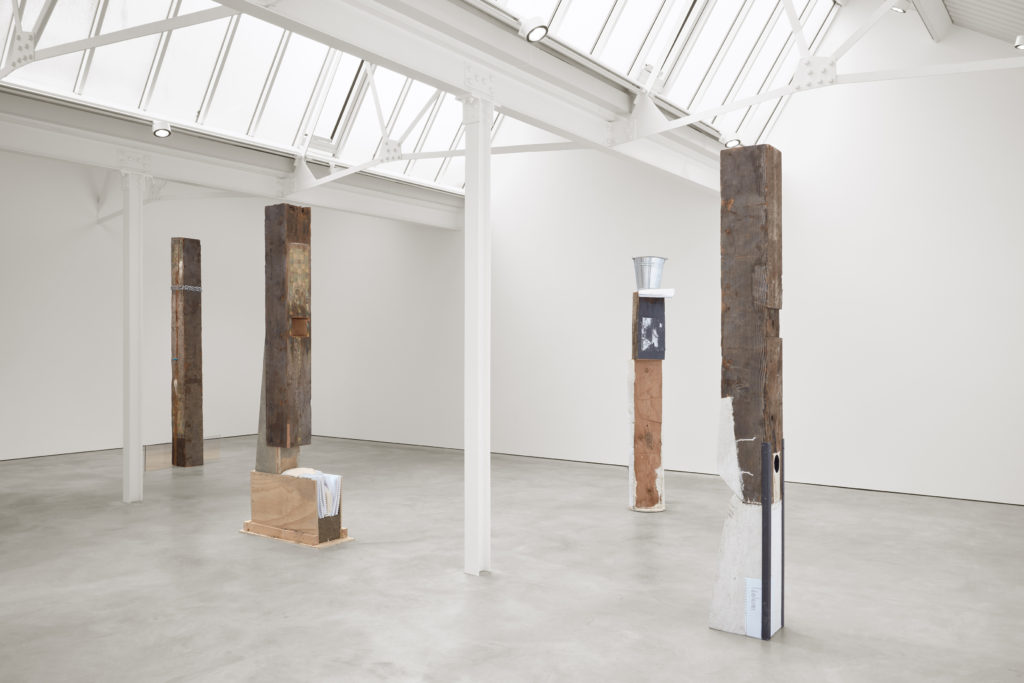 Ariana Reines + Oscar Tuazon, PUBIC SPACE (2016). Exhibition view. Courtesy Stuart Shave/Modern Art, London.