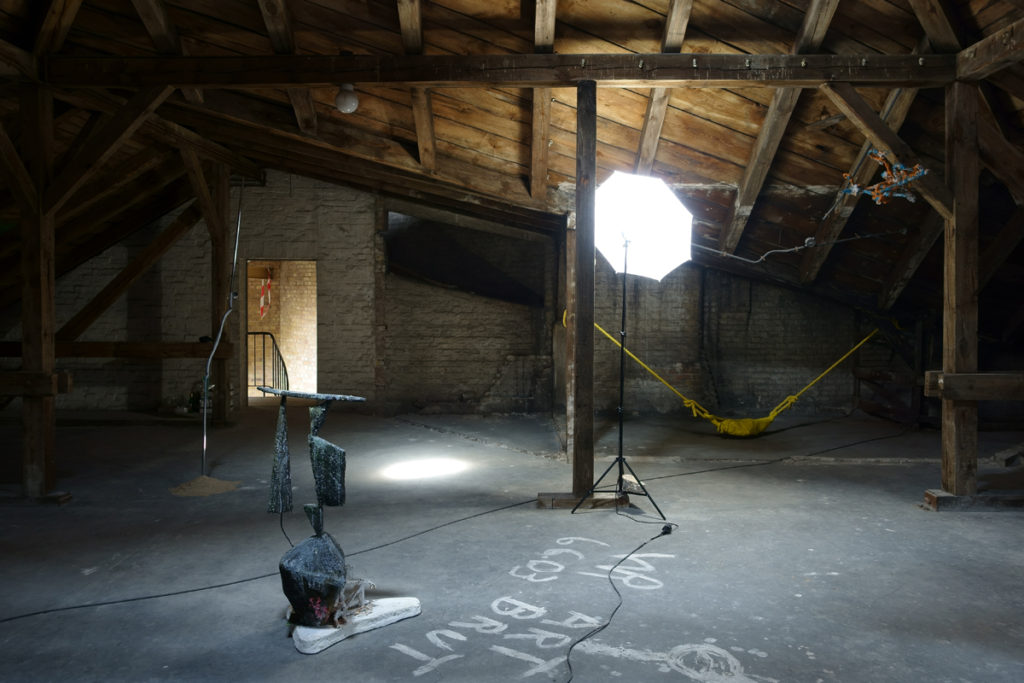 Comedy Club (2016). Exhibition view. Courtesy Jens Einhorn, Anne Fellner + Burkhard Beschow.