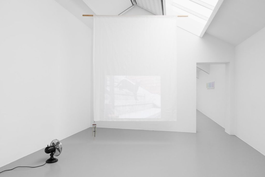 Simone Forti, Here It Comes (2016). Installation shot. Photo by Gunnar Meier. Courtesy the artist + Vleeshal, Middelburg.