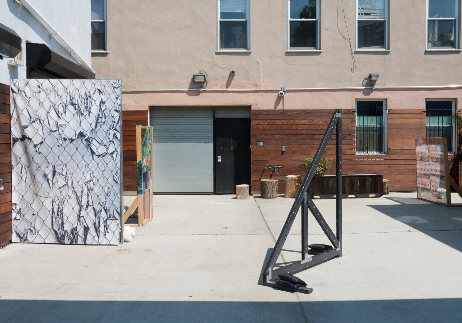 Ryan Oskin, Five Facets (2016). Outside exhibition view. Courtesy the artist + The Java Project, Brooklyn, New York.