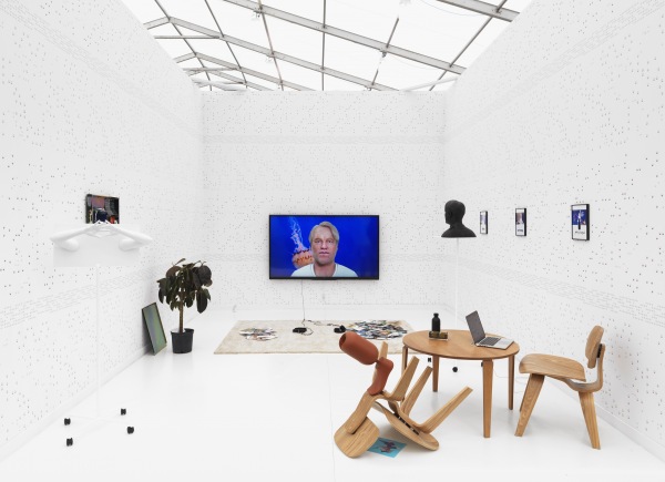 Cécile B. Evans, 'Hyperlinks' (2016). Installation view. Courtesy the artist + Barbara Seiler, Zurich.